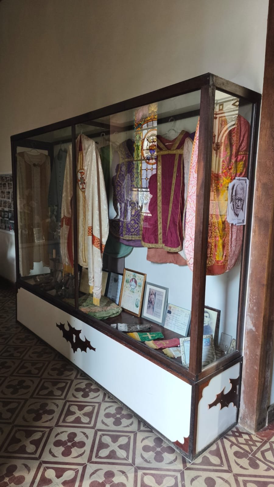 Vestes e relíquias históricas preservadas na paróquia